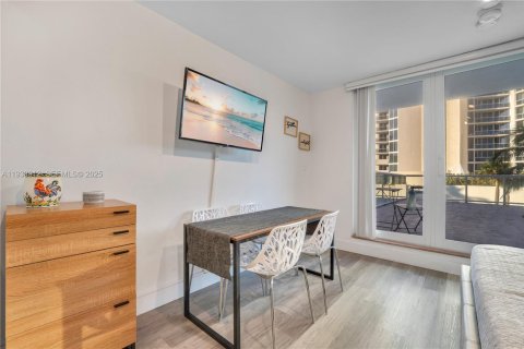 Condominio en alquiler en Sunny Isles Beach, Florida, 33.44 m2 № 1992183 - foto 11