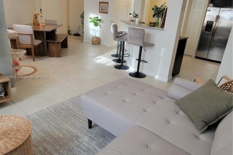 Apartamento en alquiler en Doral, Florida, 2 dormitorios, 101.08 m2 № 1950269 - foto 2