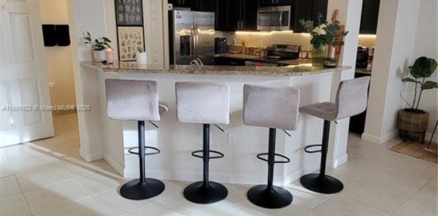 Apartamento en Doral, Florida 2 dormitorios, 101.08 m2 № 1950269