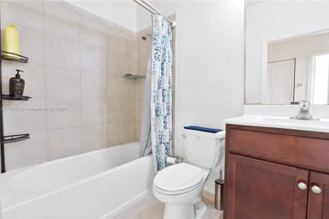 House in Hialeah, Florida 3 bedrooms, 137.77 sq.m. № 1860746 - photo 22