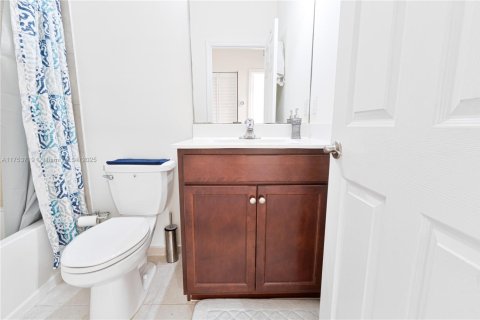 House in Hialeah, Florida 3 bedrooms, 137.77 sq.m. № 1860746 - photo 23