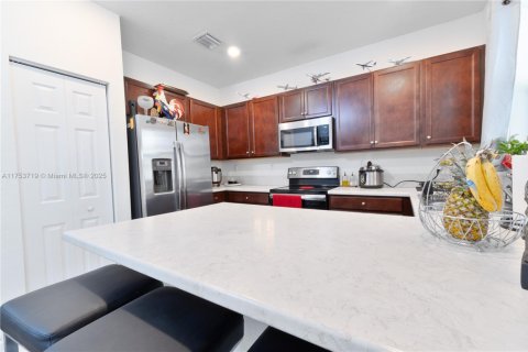 House in Hialeah, Florida 3 bedrooms, 137.77 sq.m. № 1860746 - photo 12