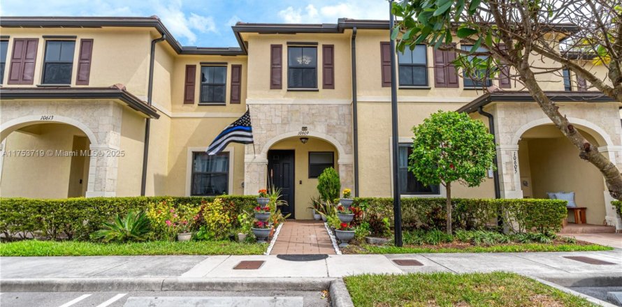 House in Hialeah, Florida 3 bedrooms, 137.77 sq.m. № 1860746