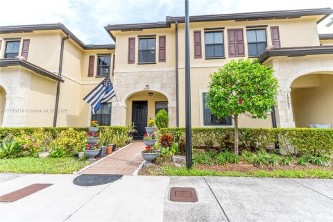 House in Hialeah, Florida 3 bedrooms, 137.77 sq.m. № 1860746 - photo 2