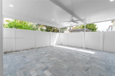 House in Hialeah, Florida 3 bedrooms, 137.77 sq.m. № 1860746 - photo 13