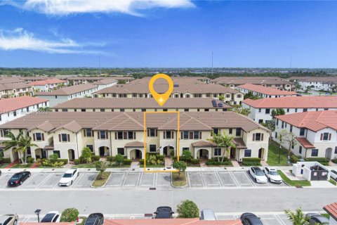House in Hialeah, Florida 3 bedrooms, 137.77 sq.m. № 1860746 - photo 4