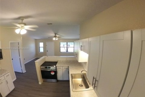 House in Port Charlotte, Florida 3 bedrooms № 1851939 - photo 5