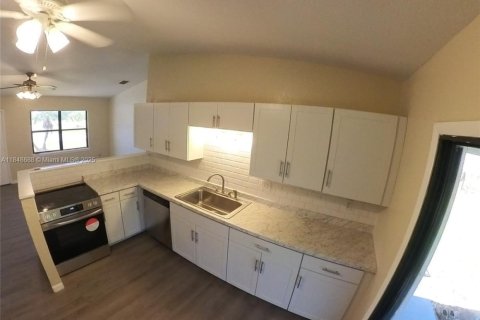 House in Port Charlotte, Florida 3 bedrooms № 1851939 - photo 3