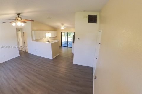 House in Port Charlotte, Florida 3 bedrooms № 1851939 - photo 10