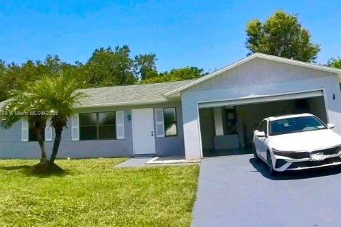 House in Port Charlotte, Florida 3 bedrooms № 1851939 - photo 1