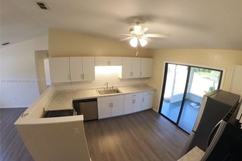 House in Port Charlotte, Florida 3 bedrooms № 1851939 - photo 2