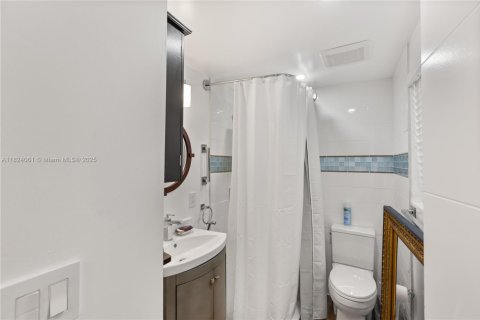 Condo in Coral Gables, Florida, 2 bedrooms  № 1794067 - photo 11