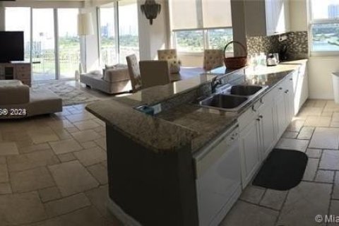 Снять в аренду кондоминиум в Авентура, Флорида 2 спальни, 115.66м2, № 1929523 - фото 3