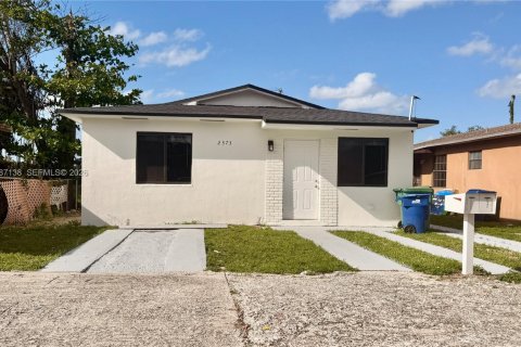 Immobilier commercial à Miami, Floride 140.47 m2 № 2047688