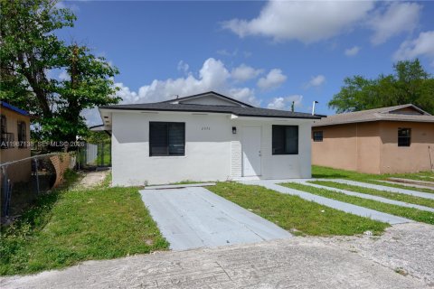 Commercial property in Miami, Florida 140.47 sq.m. № 2047688 - photo 24