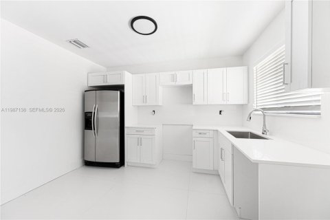 Commercial property in Miami, Florida 140.47 sq.m. № 2047688 - photo 17