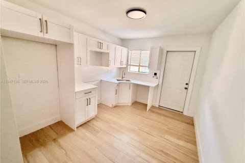 Immobilier commercial à vendre à Miami, Floride: 140.47 m2 № 2047688 - photo 2