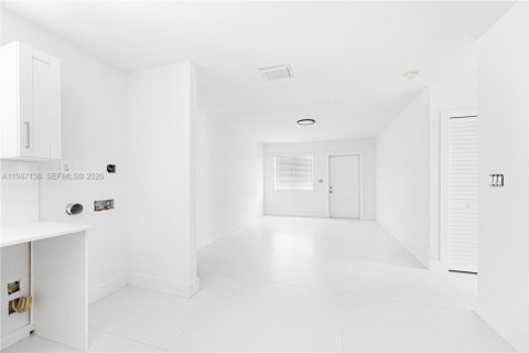 Commercial property in Miami, Florida 140.47 sq.m. № 2047688 - photo 19