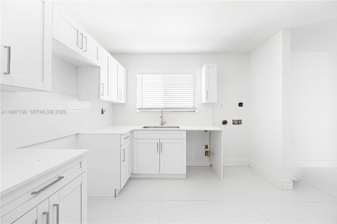 Commercial property in Miami, Florida 140.47 sq.m. № 2047688 - photo 18