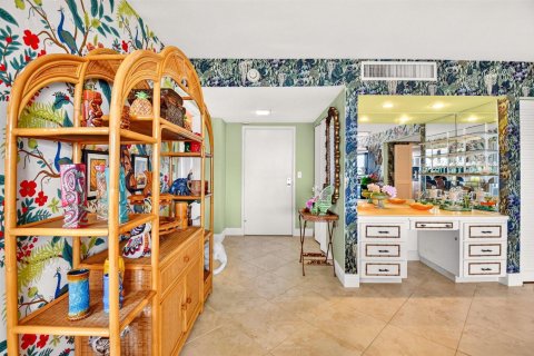 Condo in South Palm Beach, Florida, 2 bedrooms № 2246535 - photo 3