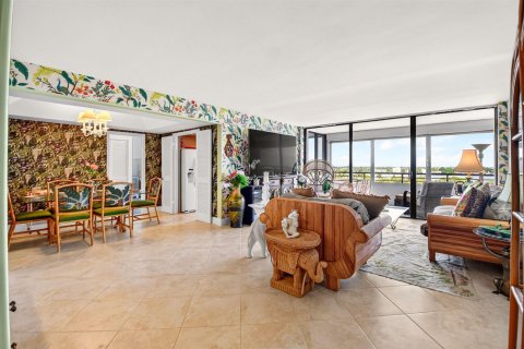 Condo in South Palm Beach, Florida, 2 bedrooms № 2246535 - photo 4