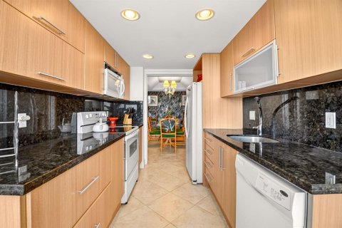 Condo in South Palm Beach, Florida, 2 bedrooms № 2246535 - photo 15