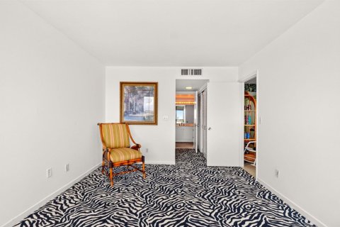 Condo in South Palm Beach, Florida, 2 bedrooms № 2246535 - photo 23