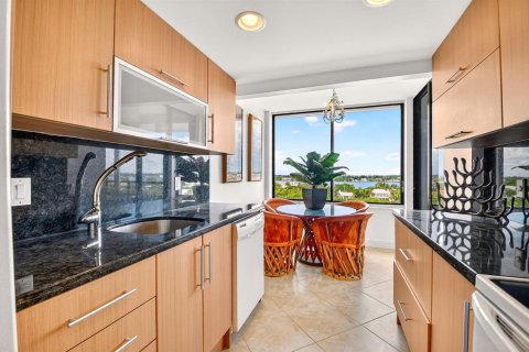 Condo in South Palm Beach, Florida, 2 bedrooms № 2246535 - photo 12