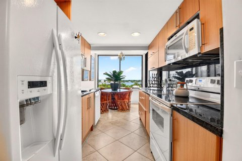 Condo in South Palm Beach, Florida, 2 bedrooms № 2246535 - photo 10
