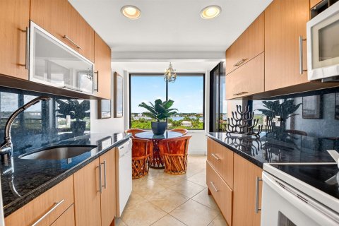 Condo in South Palm Beach, Florida, 2 bedrooms № 2246535 - photo 13