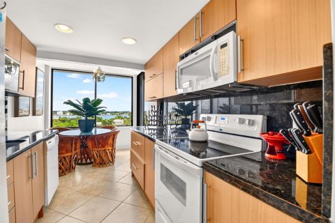 Condo in South Palm Beach, Florida, 2 bedrooms № 2246535 - photo 11