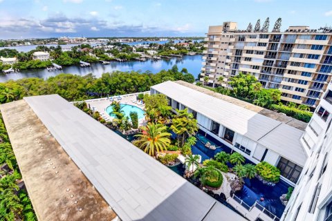 Condo in South Palm Beach, Florida, 2 bedrooms № 2246535 - photo 30