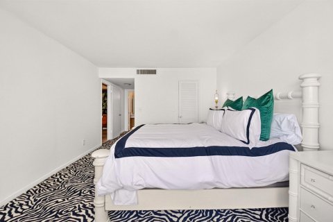 Condo in South Palm Beach, Florida, 2 bedrooms № 2246535 - photo 18