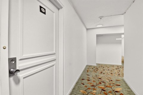 Condo in South Palm Beach, Florida, 2 bedrooms № 2246535 - photo 2