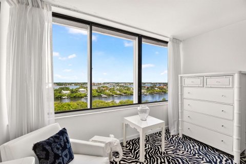 Condo in South Palm Beach, Florida, 2 bedrooms № 2246535 - photo 19
