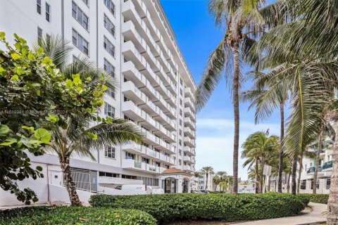 Condo in Surfside, Florida, 1 bedroom  № 1862225 - photo 7
