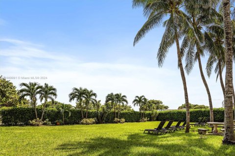 Condo in Surfside, Florida, 1 bedroom  № 1862225 - photo 5