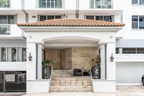 Condo in Surfside, Florida, 1 bedroom  № 1862225 - photo 8