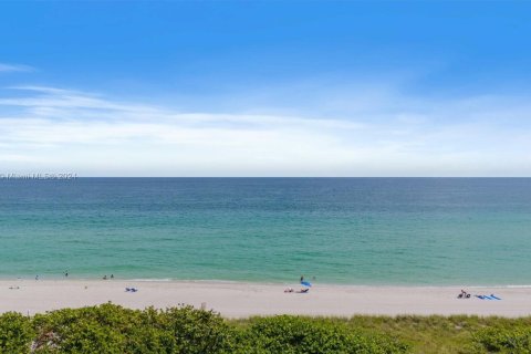 Condo in Surfside, Florida, 1 bedroom  № 1862225 - photo 12