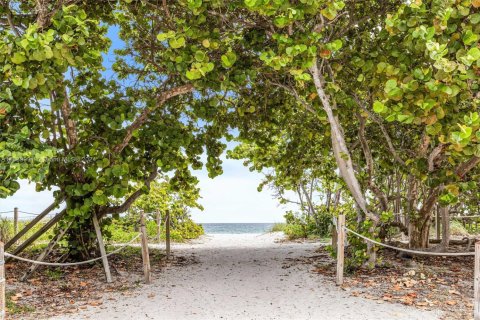 Condo in Surfside, Florida, 1 bedroom  № 1862225 - photo 6