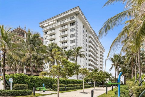Condo in Surfside, Florida, 1 bedroom  № 1862225 - photo 1