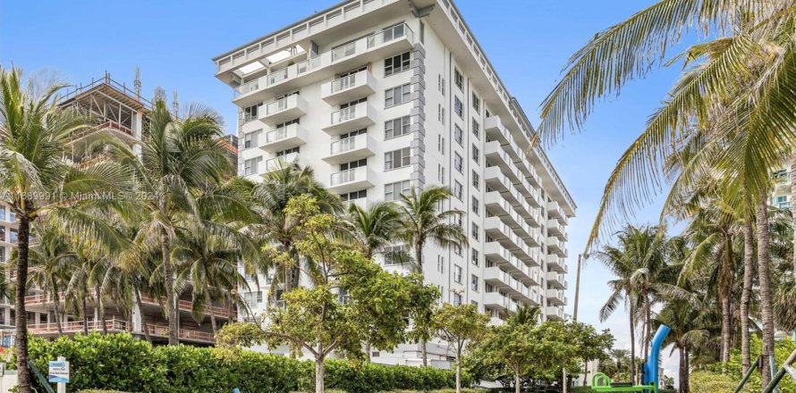Condo in Surfside, Florida, 1 bedroom  № 1862225