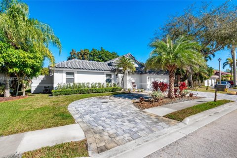 Villa ou maison à vendre à Pembroke Pines, Floride: 4 chambres, 283.17 m2 № 1997638 - photo 3