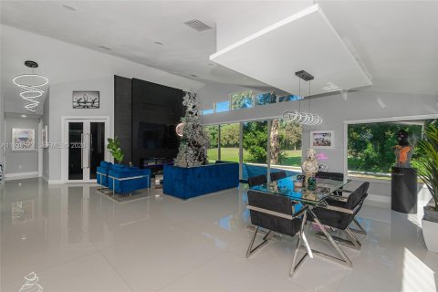 Villa ou maison à vendre à Pembroke Pines, Floride: 4 chambres, 283.17 m2 № 1997638 - photo 12