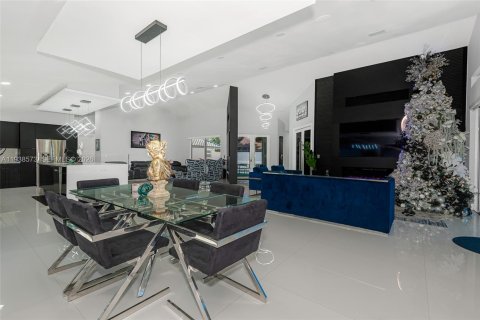 Villa ou maison à vendre à Pembroke Pines, Floride: 4 chambres, 283.17 m2 № 1997638 - photo 18