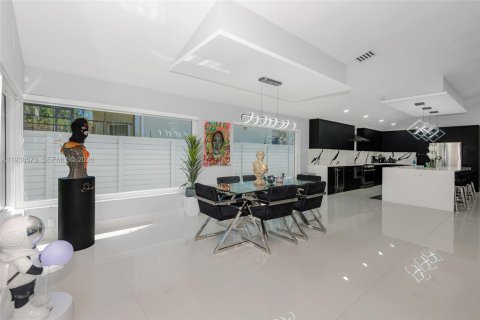 Villa ou maison à vendre à Pembroke Pines, Floride: 4 chambres, 283.17 m2 № 1997638 - photo 16