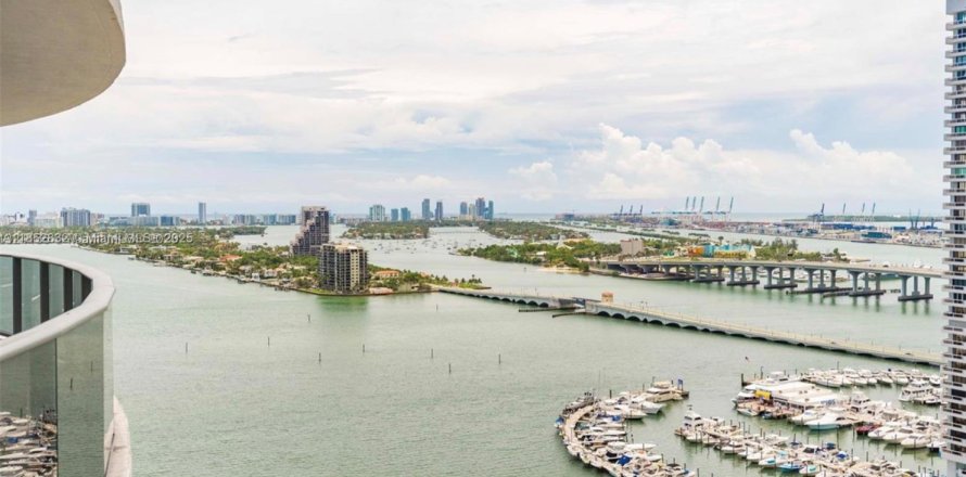 Кондоминиум с 3 спальнями в Майами, Флорида № 1867403