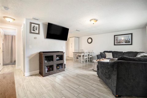 House in Tampa, Florida 3 bedrooms, 98.01 sq.m. № 1808609 - photo 5