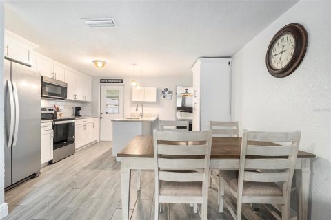 House in Tampa, Florida 3 bedrooms, 98.01 sq.m. № 1808609 - photo 8