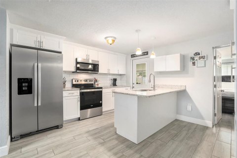 House in Tampa, Florida 3 bedrooms, 98.01 sq.m. № 1808609 - photo 10